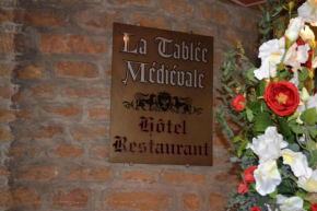 Гостиница La Tablée Médiévale  Шазе-Д'азерг